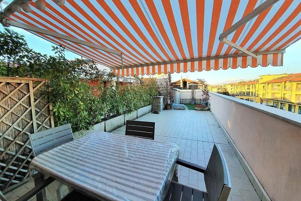 Il Torchio Rooftop Apartment With Wide Terrace Σιρμιόνε
